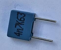 Kondensator; poliestrowy; MKT; 4,7nF; 63V; 5%; 2,5x6,5x7,2mm; 5mm; luzem; -40...+85°C; RoHS